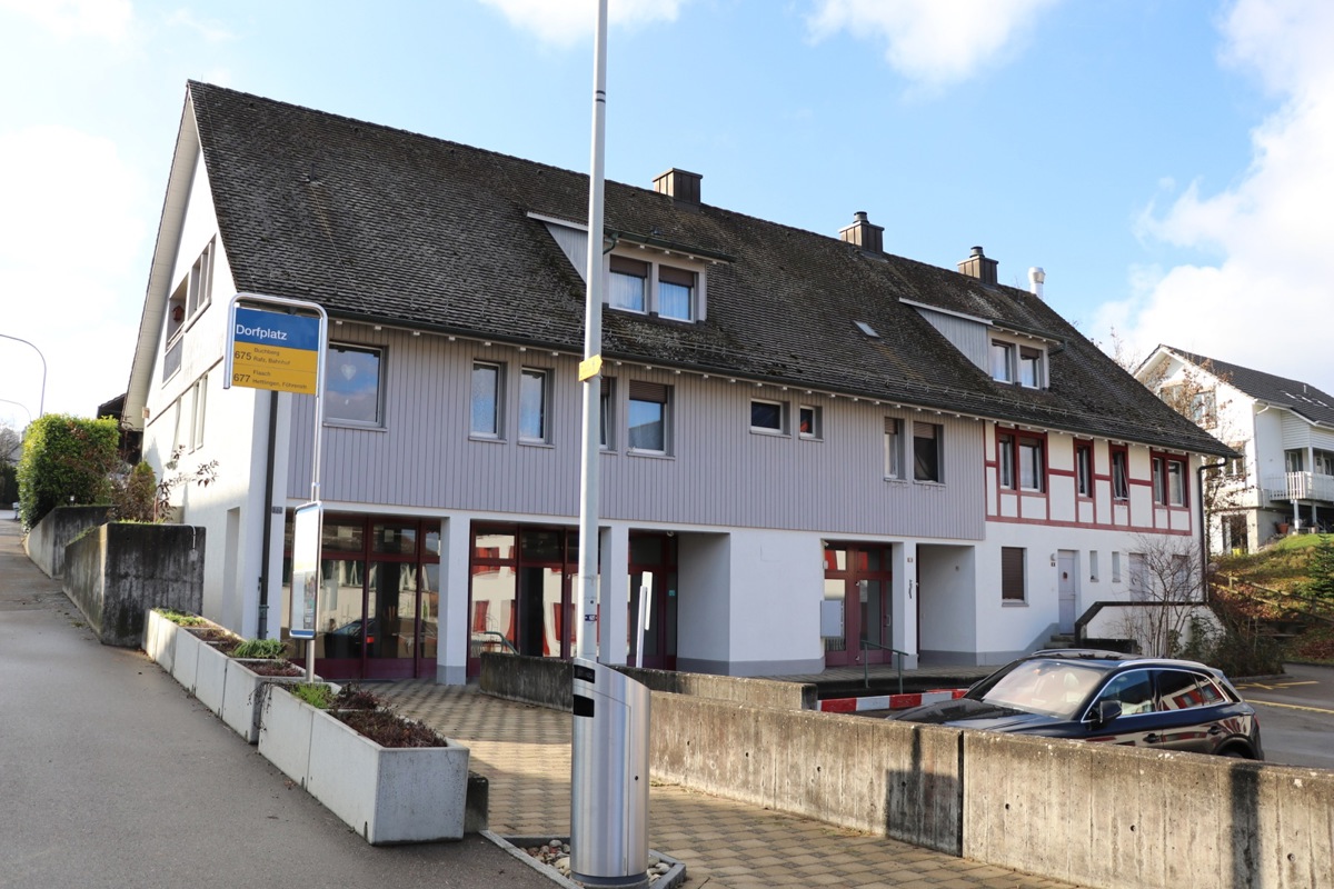 Dieses Gebäude im Zentrum von Humlikon wollte der Andelfinger Gemeinderat verkaufen. Die Gewerbefläche im Erdgeschoss war einst die Heimat des Restaurants Einhorn, steht aber seit vielen Jahren leer. Im Haus befinden sich zudem sechs Mietwohnungen.