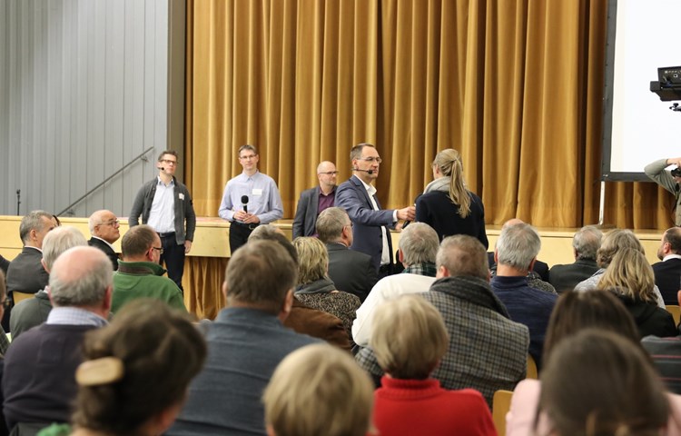 Kay Schubert moderierte an allen vier Infoveranstaltungen. Im Hintergrund von links die Referenten von Nagra, Ensi und BfE.
