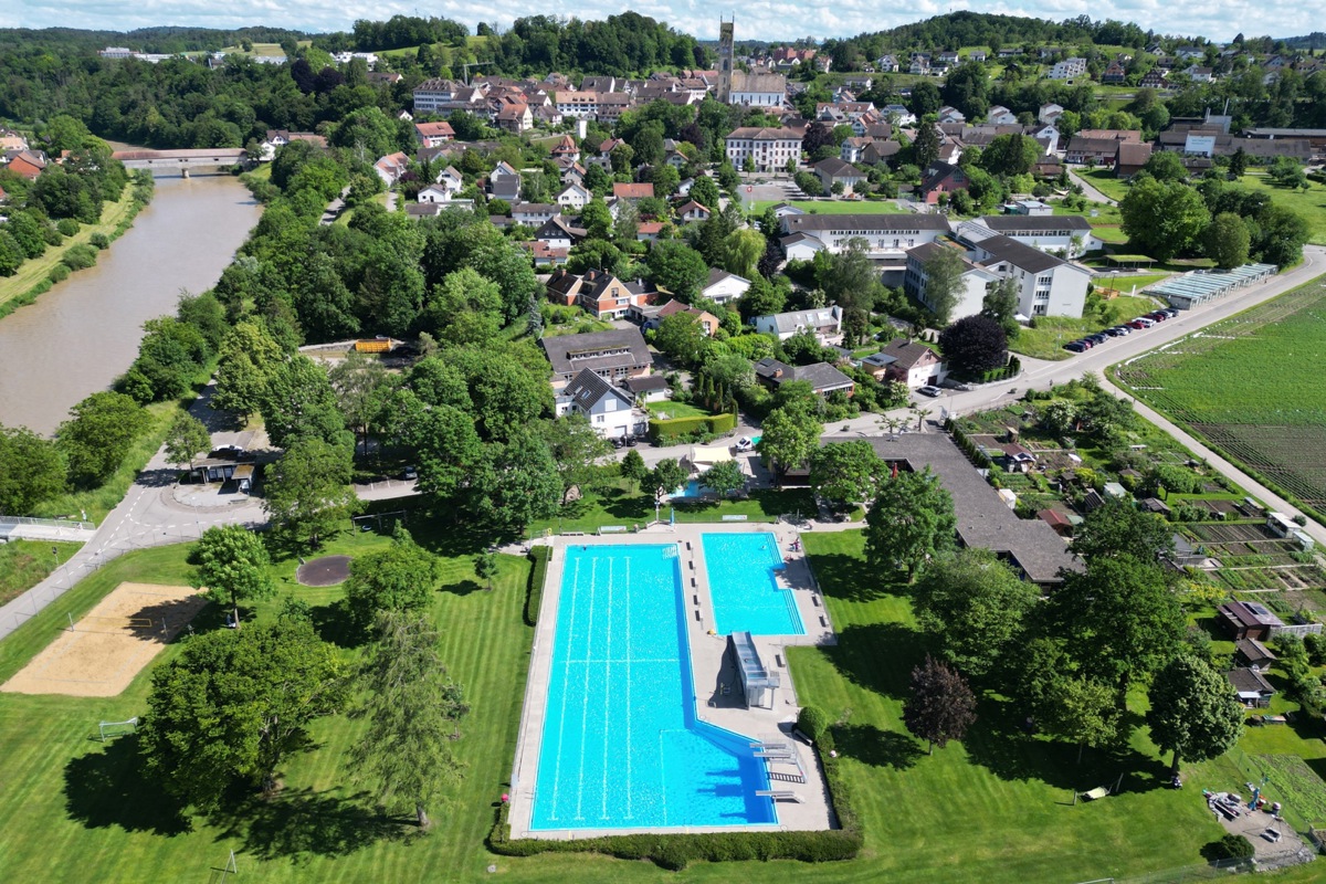 Die Badi Andelfingen benötigt eine Rundumerneuerung. Die Folie in den Becken soll durch Edelstahl ersetzt, das Nichtschwimmerbecken in Richtung Wiese verbreitert werden.