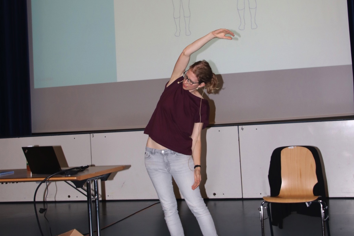 Stefanie Wipf zeigte einfache Übungen zur Vorbeugung.