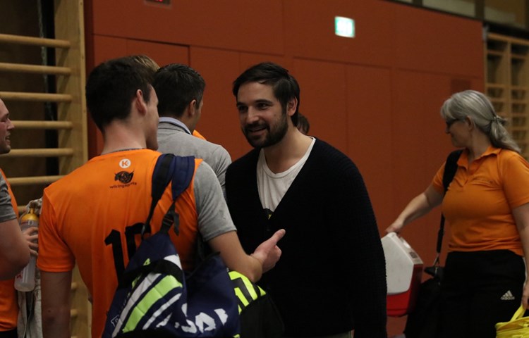 Marko Vukelic im Gespräch mit Spielern.