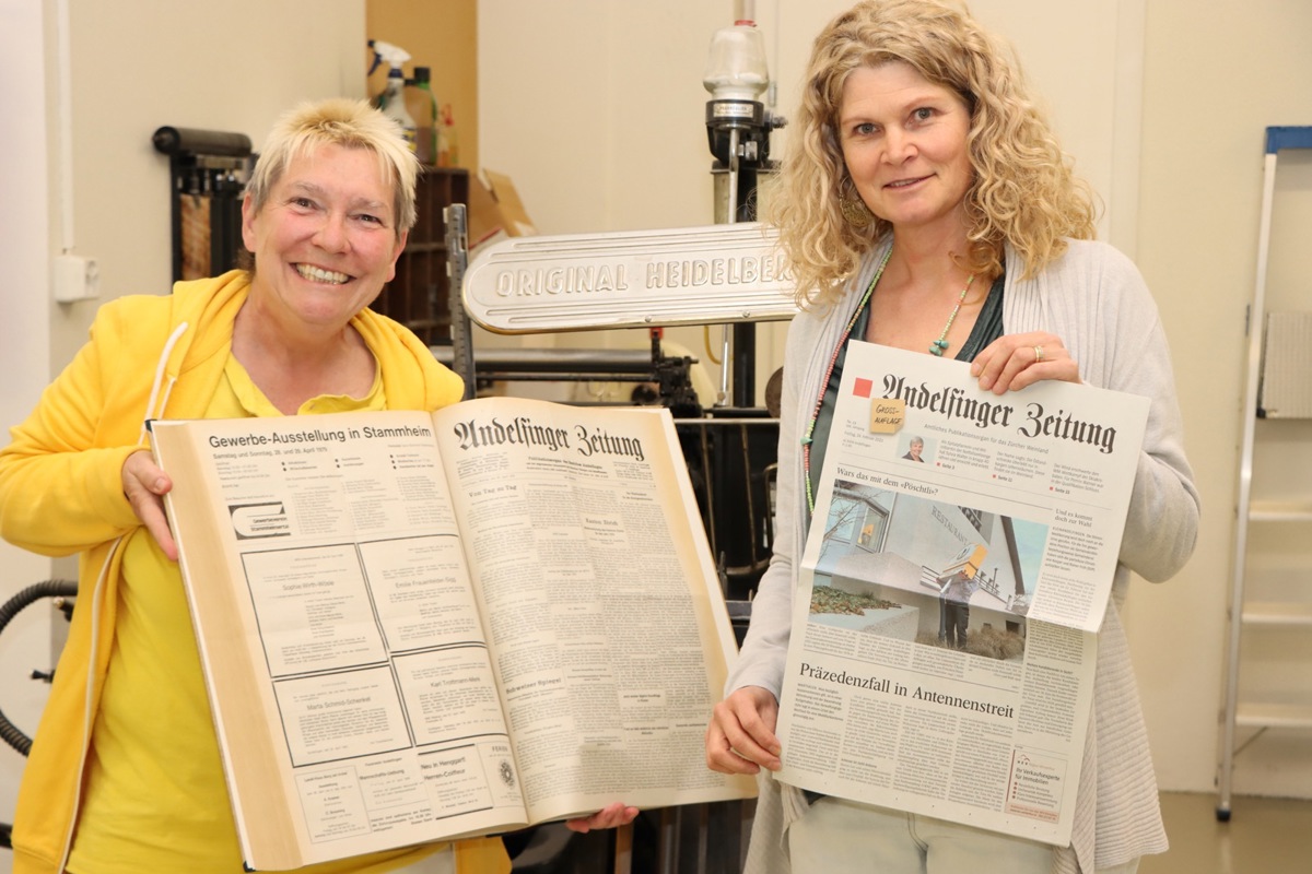 Renate Steffen (l.) mit der AZ vom Tag ihres Lehrantritts am 28. April 1979; Julia Akeret hält ein aktuelles Layout.