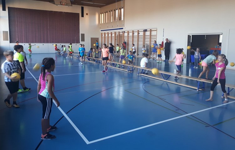 Die Faustballriegen aus der Region besuchten die Schulen, um die Kinder an den Sport heranzuführen.