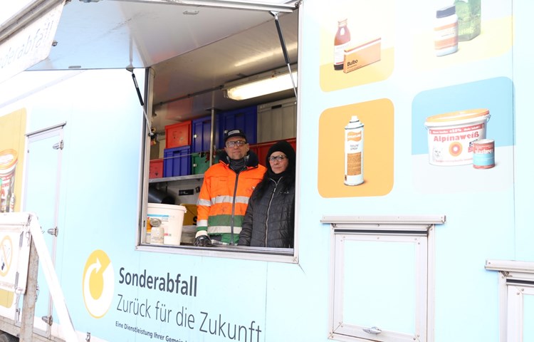 Achim von Glinowiecki und Liliane Plattner sind mit dem Sonderabfallmobil im ganzen Kanton unterwegs – ausser in der Stadt Zürich. Das Sonderabfallmobil ist eine Dienstleistung des Kantons Zürich und der Gemeinden.