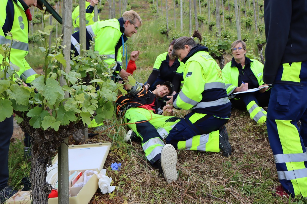 An der grossen Wylandsamariterübung am Mittwoch vor Auffahrt war der inszenierte Unfall mit der Rebschere einer von sieben Übungsposten beim Schiterberg. Die rund 60 Einsatzkräfte und Darstellenden übten die Erste Hilfe bei Hitzekollapsen, verstauchten Knöcheln, Unterzuckerung, Schlangenbissen und Ertrinken. 