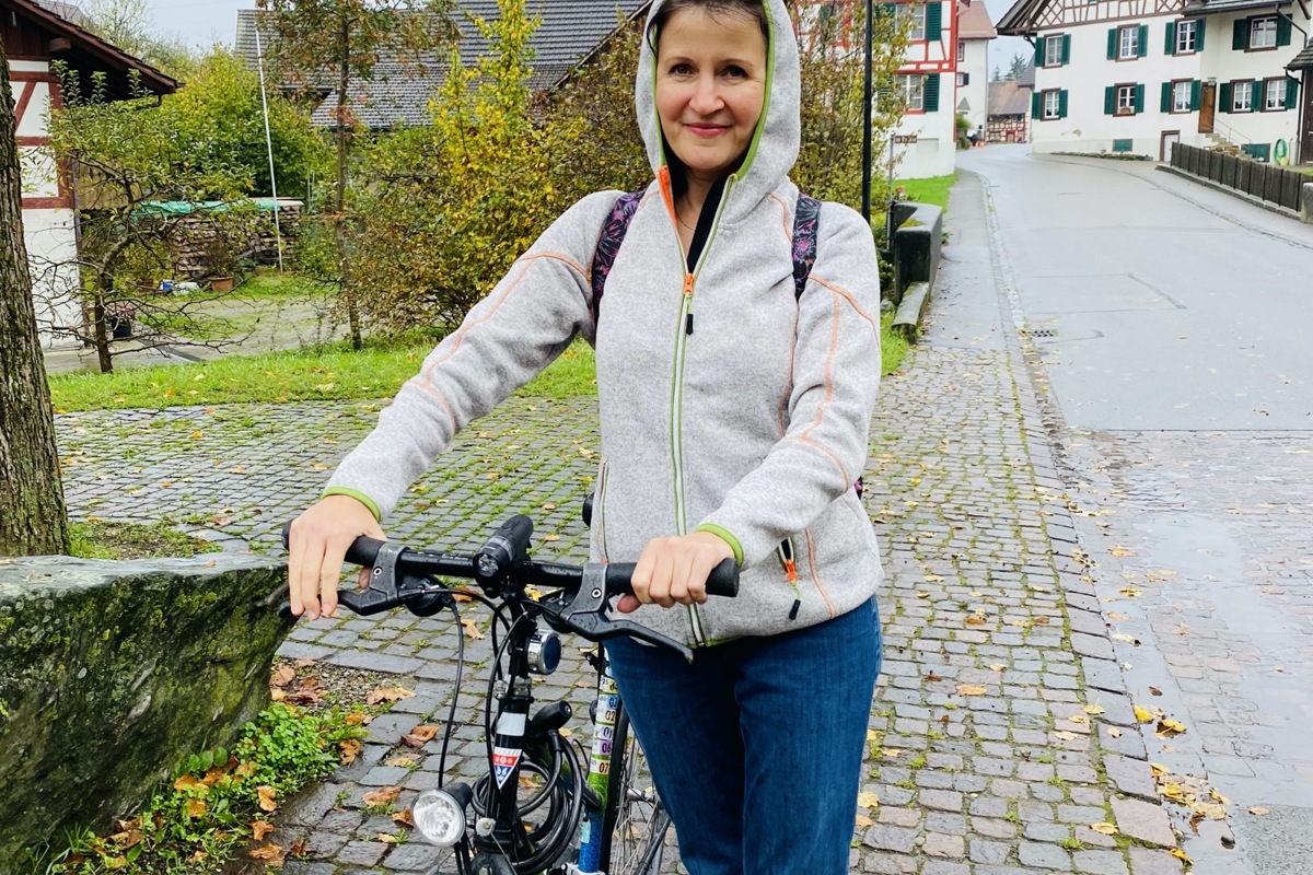 Iryna Vasylchenko fährt mit dem Velo von Benken zur Arbeit …