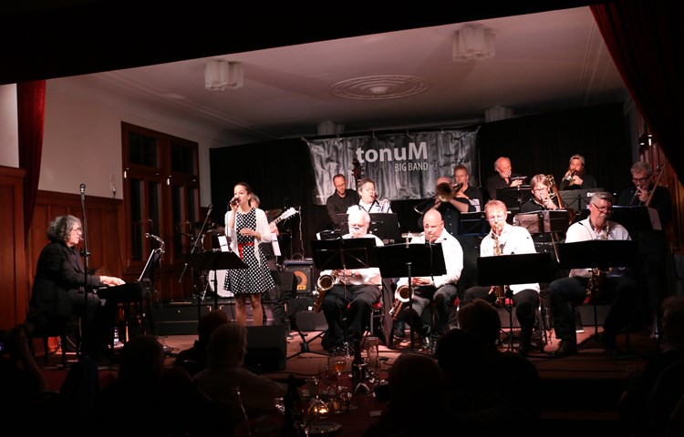 Angeleitet von Urs Pfister (links am Piano) boten die 16 Musiker von «tonuM» und die Sängerin Cindy Manser einen schwungvollen Abend.