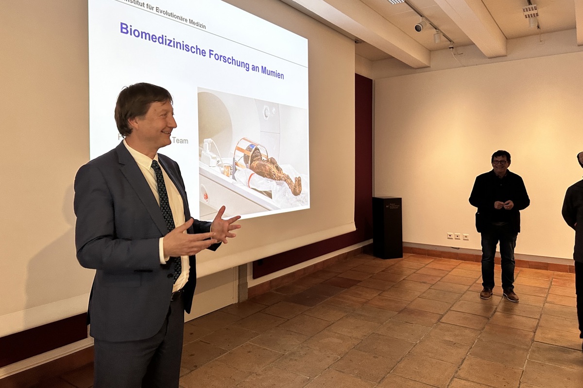 Der Redner Frank J. Rühli (links) und der Gastgeber Andreas Schiendorfer durften sich über das aufmerksame Publikum im bis auf den letzten Platz gefüllten Museumsfoyer freuen.