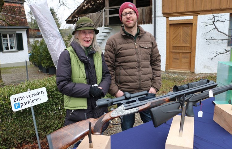 Auch Elsbeth Voerkel von “Jagd Zürich“ bewunderte das Luxusgewehr…