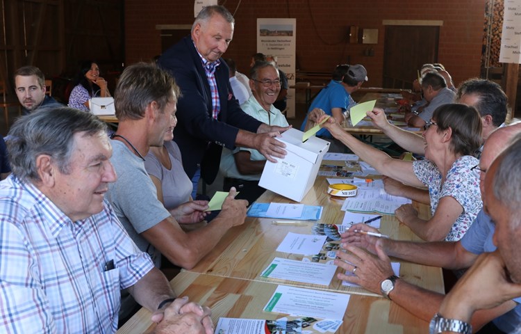 Er konnte nicht mehr aufgestellt werden: Martin Zuber sammelt an der Delegiertenversammlung am 15. August 2018 in Marthalen die Stimmen ein, wer für die SVP in den Kantonsratswahlkampf 2019 steigt.