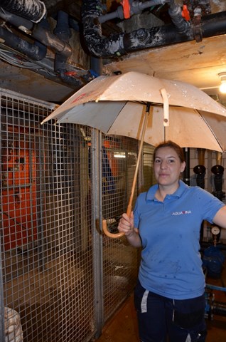 Betriebsleiterin Franziska König braucht wegen dem Wasser, das von der Wanne durch die Decke tropft, einen Schirm.