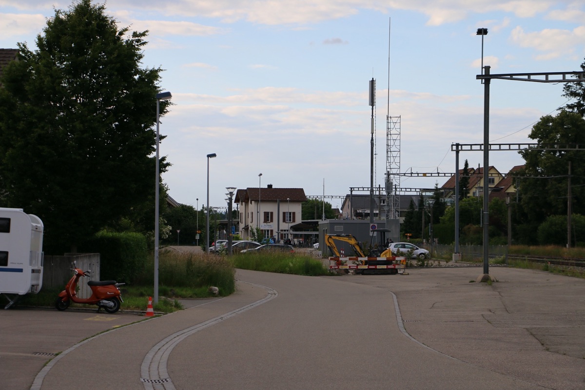 Nähe Bahnhof soll ein SBB-Mast für eine Mobilfunkantenne aufgestockt werden. Das Bauvisier steht seit rund zwei Jahren. Nähe Bahnhof soll ein SBB-Mast für eine Mobilfunkantenne aufgestockt werden. Das Bauvisier steht seit rund zwei Jahren.