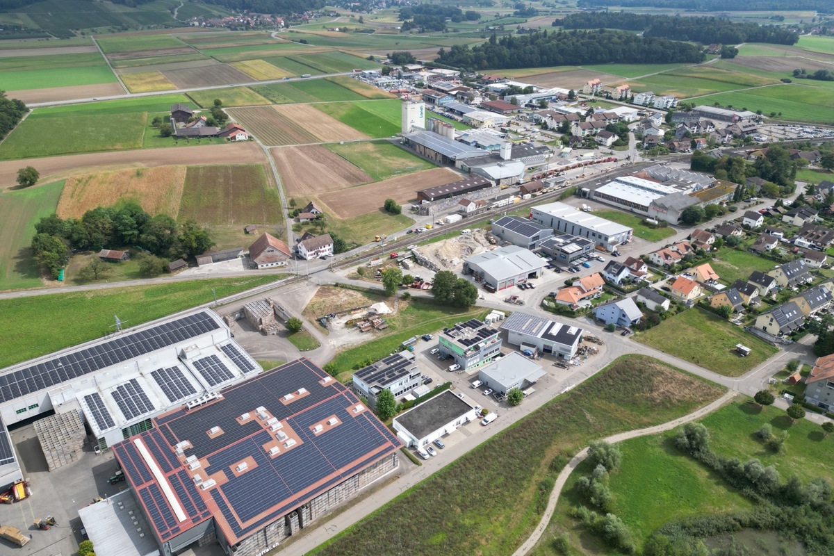 Grosse Solardächer liefern viel Energie – die Marthaler Elektrizitätsgenossenschaft muss den Strom abnehmen und deshalb ihr Leitungsnetz ausbauen