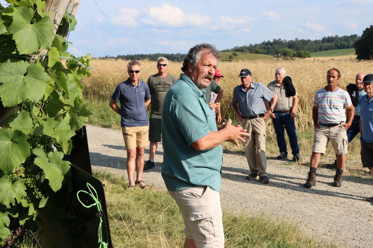 Jürg Schönenberger (vorne) kennt als Grosshandels-Einkäufer die Wünsche der Kunden und die Lage der Produzenten. Jürg Schönenberger (vorne) kennt als Grosshandels-Einkäufer die Wünsche der Kunden und die Lage der Produzenten.