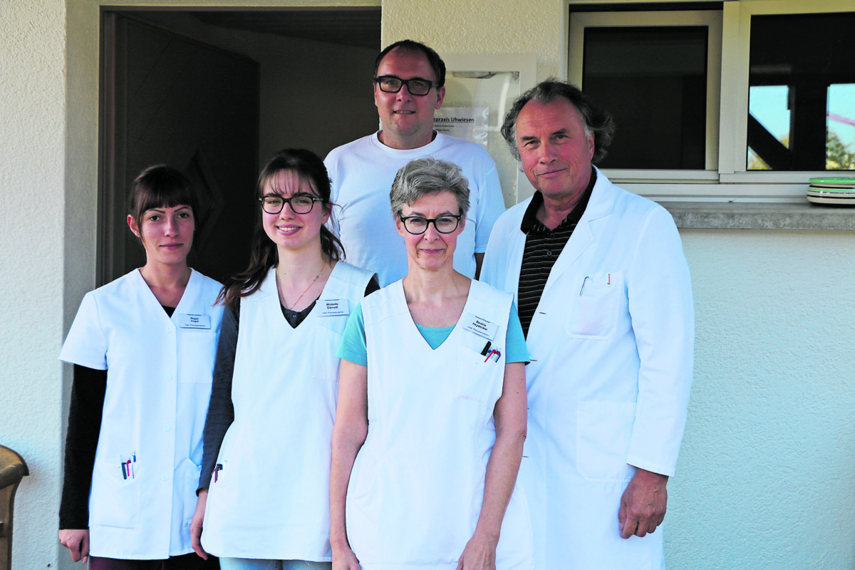 Die Ärzte Patrick Holzschuster (hinten) und Philippe Kuster sowie die Medizinischen Praxisassistentinnen (v.l.) Özgül Vogel