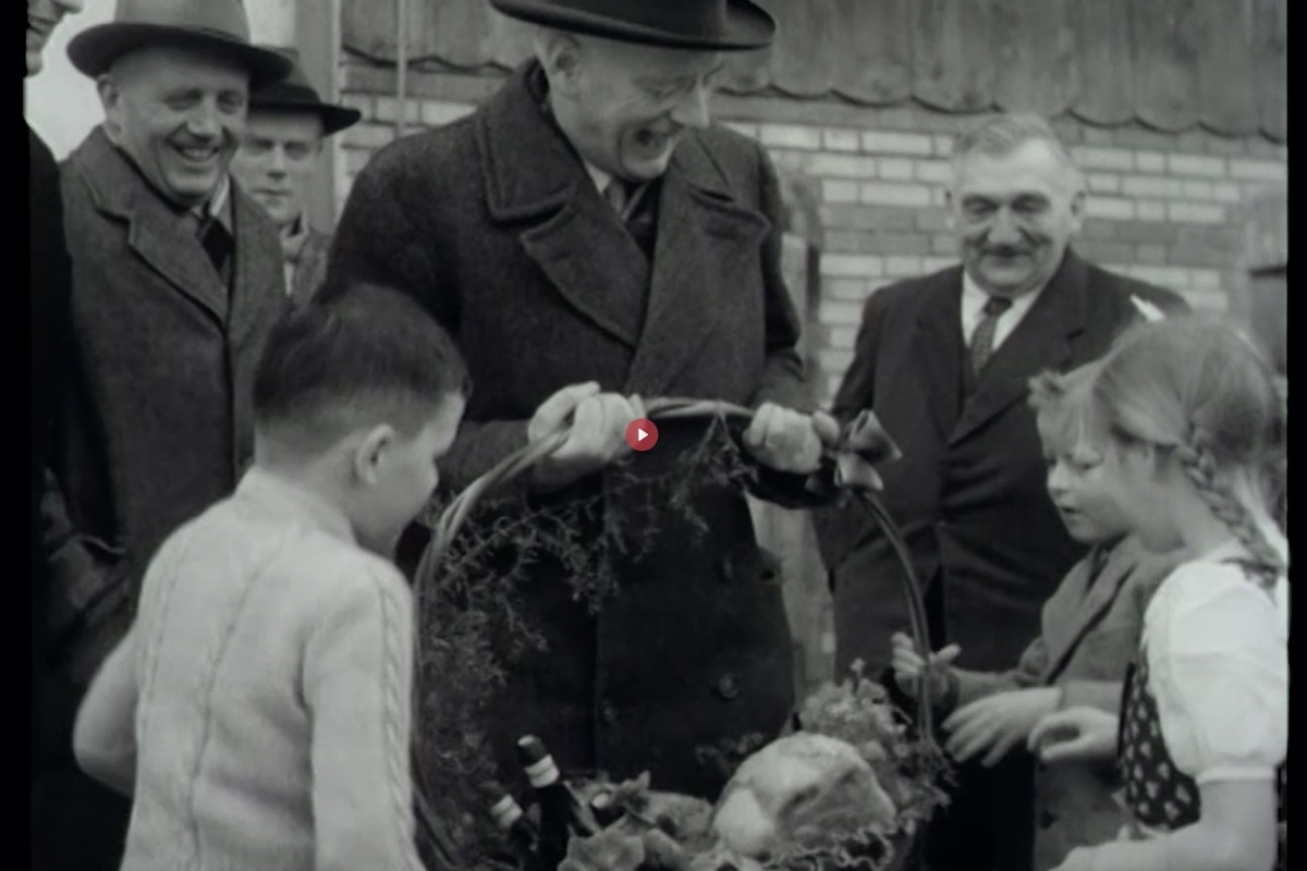 Szene mit Bundesrat aus der Filmwochenschau zu Stammheims grosser Festwoche im Jahr 1953.