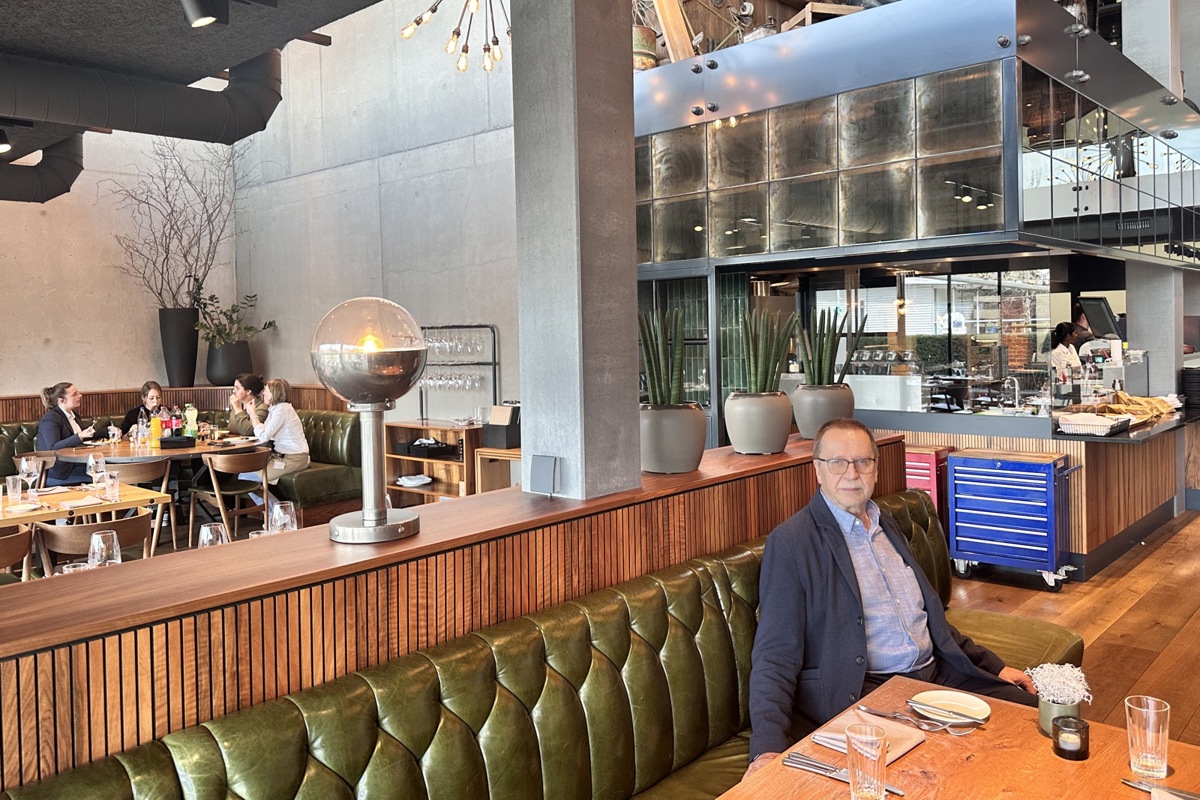 Abends ist das Restaurant Autohalle noch bis Ende April offen. Danach stellt Thomas Meister (vorne) auf ein Selbstbedienungsbuffet über Mittag um, das privaten Gästen und Firmenbelegschaften offensteht.