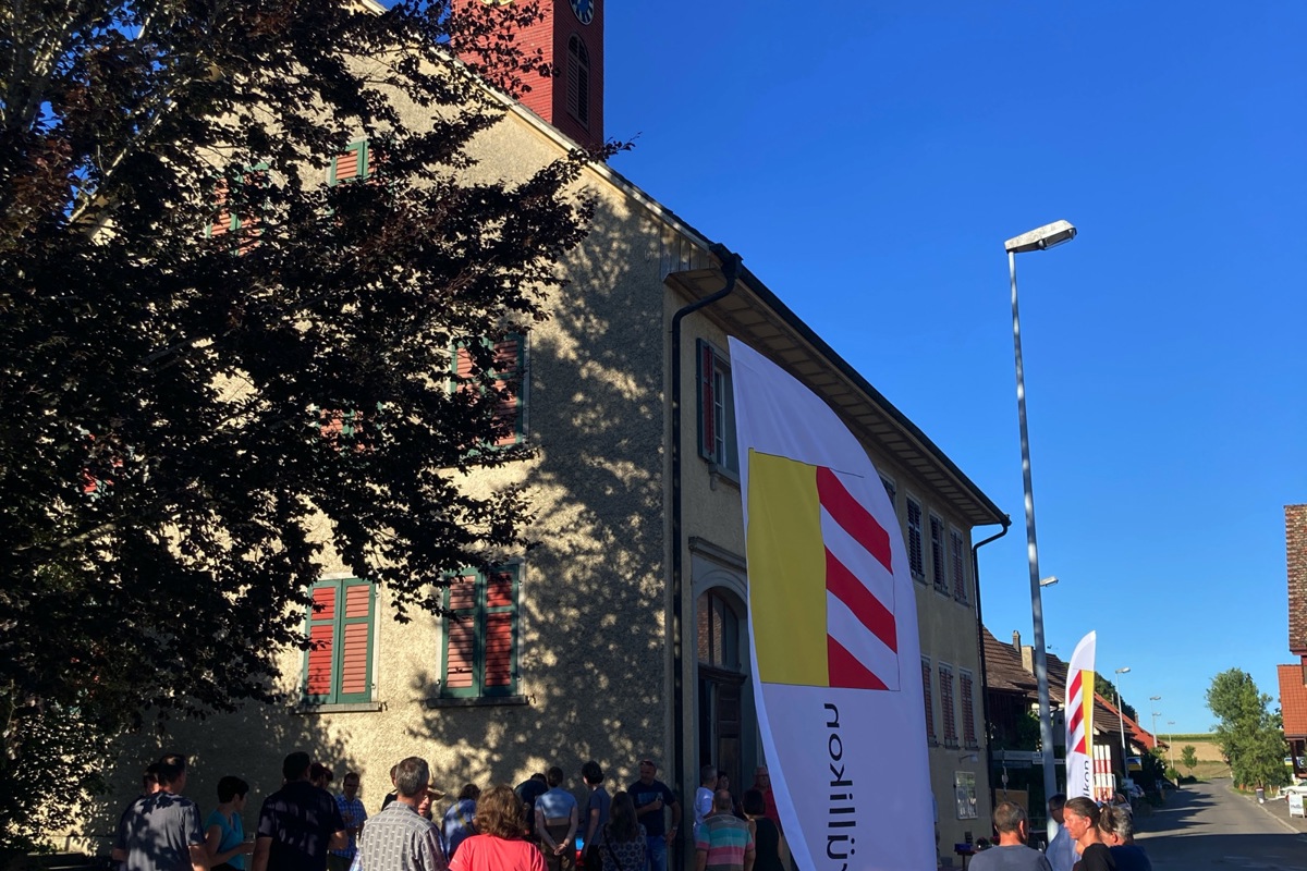 Fast wie einst als Schule oder Gemeindehaus: Am Ideenabend belebten Menschen das Haus mit dem Uhrturm.