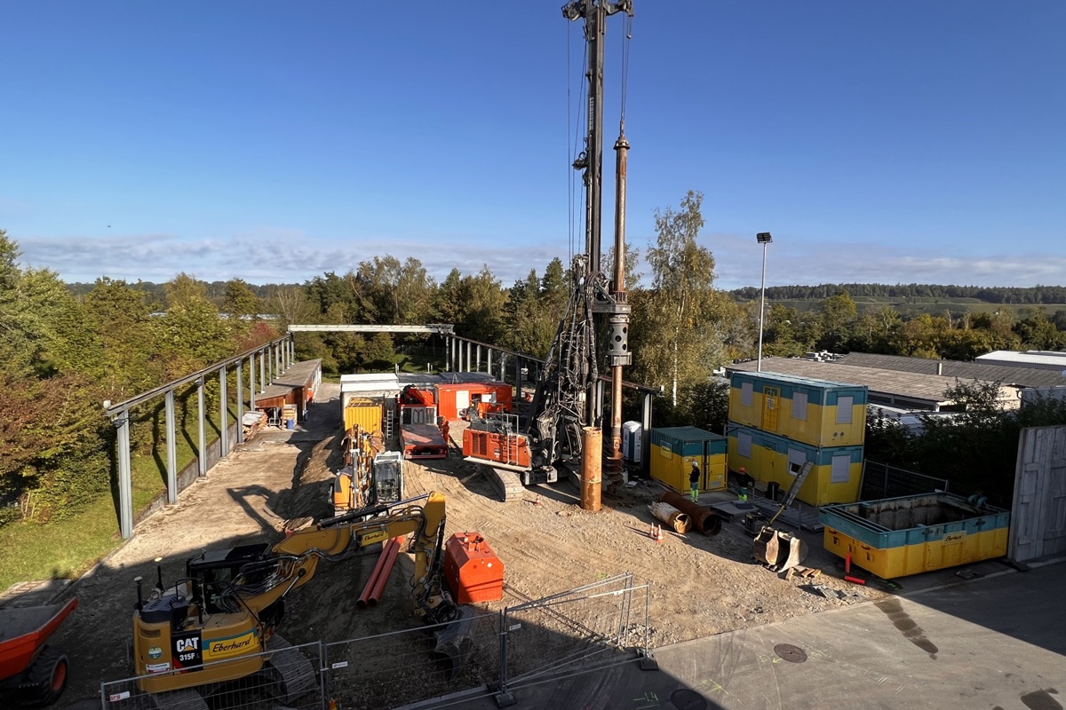 Anschliessend an die Trümmerpiste mit Kranbahn am westlichen Rand des AZA wird eine Flutungsanlage mit einem 23 Meter hohen Wasserturm errichtet. Rechts im Hintergrund das Areal der benachbarten Silidur AG. Anschliessend an die Trümmerpiste mit Kranbahn am westlichen Rand des AZA wird eine Flutungsanlage mit einem 23 Meter hohen Wasserturm errichtet. Rechts im Hintergrund das Areal der benachbarten Silidur AG.
