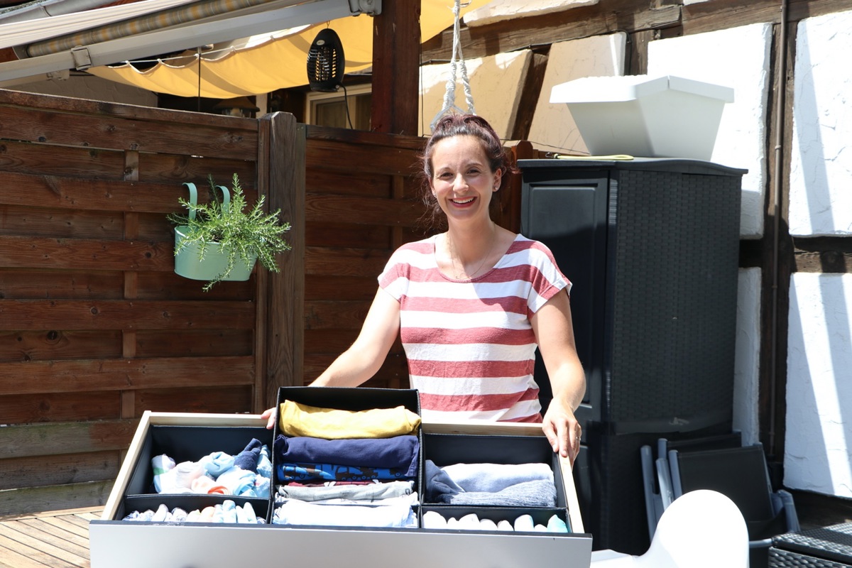 Ordnungscoach Lisa Noser wendet ihre Tipps auch selber an. Griffbereit liegen Pullis und Shirts in der Schublade.