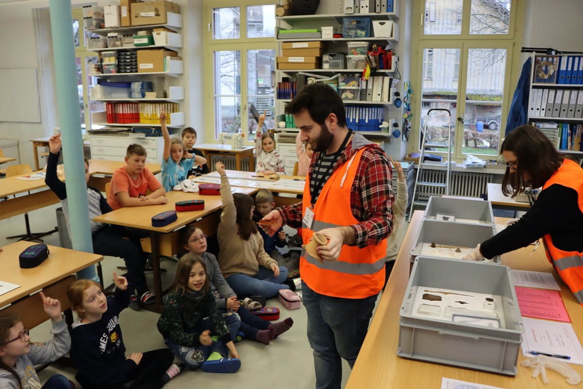 Die Kinder durften echte Scherben … Die Kinder durften echte Scherben …