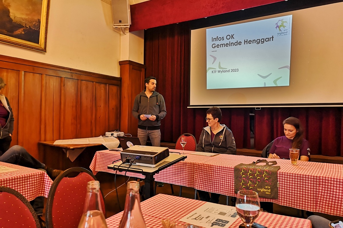 Die Gemeinde Henggart mit Präsident Andreas Wyler (stehend) und das OK des KTF Wyland um Präsidentin Barbara Nägeli (Mitte) luden zum Infoanlass ins Restaurant Bahnhof ein. Nur 15 Interessierte kamen. Die Gemeinde Henggart mit Präsident Andreas Wyler (stehend) und das OK des KTF Wyland um Präsidentin Barbara Nägeli (Mitte) luden zum Infoanlass ins Restaurant Bahnhof ein. Nur 15 Interessierte kamen.