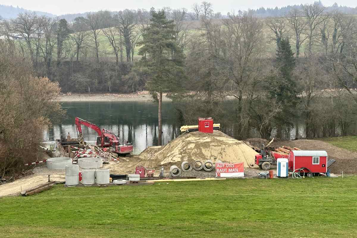 Wahrlich keine kleine und auch keine kurzzeitige Baustelle – doch in der kommenden Badesaison wird nicht mehr viel davon zu sehen sein. 