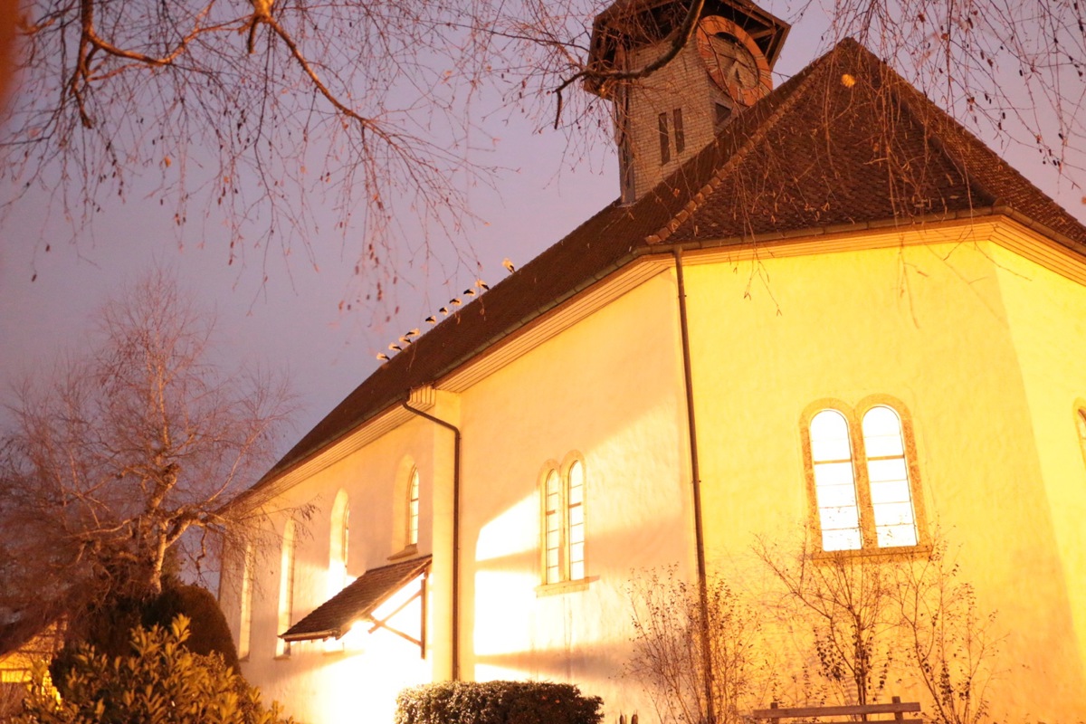 Zehn Störche machten Halt auf der Marthaler Kirche. Am Montagmorgen flogen sie aus und waren am Abend zurück. Und einer mehr. Dieser positionierte sich dann auf der anderen Seite des Kirchturms.