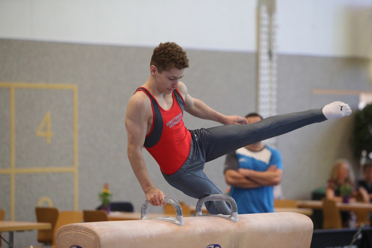 Ben Wolfer (hier am Pauschenpferd) gewann an der Schweizer Juniorenmeisterschaft Gold an den Ringen, Silber am Reck und Bronze im Mehrkampf.