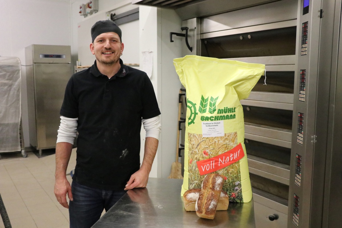 Roman Schär mit einem Sack des selbst produzierten Mehls. Ab sofort verkauft er reine Truttiker Dinkelbrote.