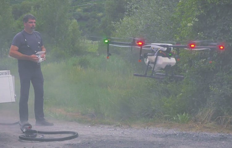 Eine solche Drohne tut sich die Landi Weinland zu, vor allem für den Einsatz in steilen Reblagen.