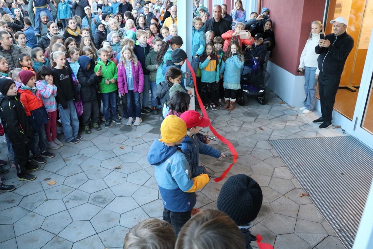 Schüler der verschiedenen im Haus Hofwiesen unterrichteten Klassen schnitten das Band zur feierlichen Eröffnung durch. Schüler der verschiedenen im Haus Hofwiesen unterrichteten Klassen schnitten das Band zur feierlichen Eröffnung durch.