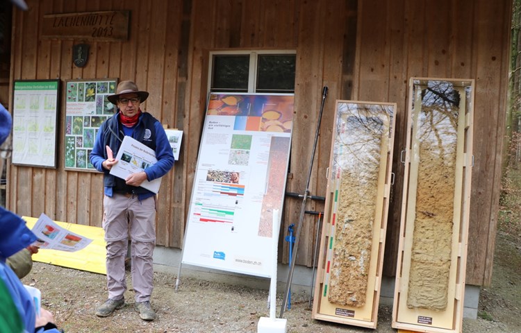 Ubald Gasser vom Kanton Zürich erklärt den Prozess der Bodenkartierung.