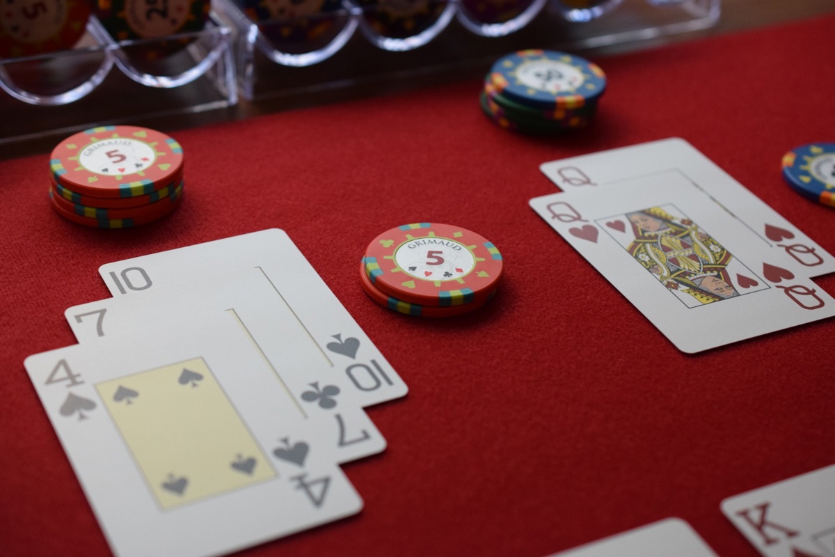 Zusammengezählt ergeben die drei Karten links die Wertesumme 21 – der Optimalfall im Blackjack. Zusammengezählt ergeben die drei Karten links die Wertesumme 21 – der Optimalfall im Blackjack.