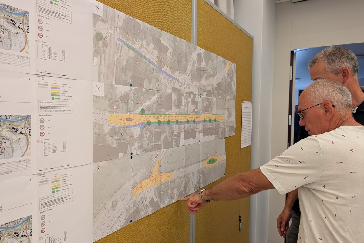 Am Infoanlass Ende Juni diskutierten die interessierten Andelfingerinnen und Andelfinger eifrig über das vorgestellte Betriebs- und Gestaltungskonzept. Die Baumreihe entlang der Landstrasse (siehe Mitte des Plans) ist in der überarbeiteten Version aber nicht mehr enthalten. Am Infoanlass Ende Juni diskutierten die interessierten Andelfingerinnen und Andelfinger eifrig über das vorgestellte Betriebs- und Gestaltungskonzept. Die Baumreihe entlang der Landstrasse (siehe Mitte des Plans) ist in der überarbeiteten Version aber nicht mehr enthalten.