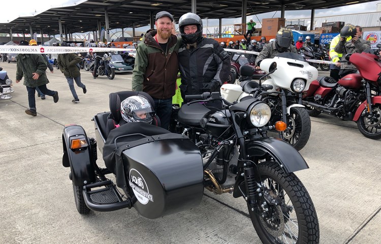 Sam Brüngger (links) hat Odin Schneider und dessen Tochter Sophie Grace sein Motorrad mit Seitenwagen für den Love Ride zur Verfügung gestellt.