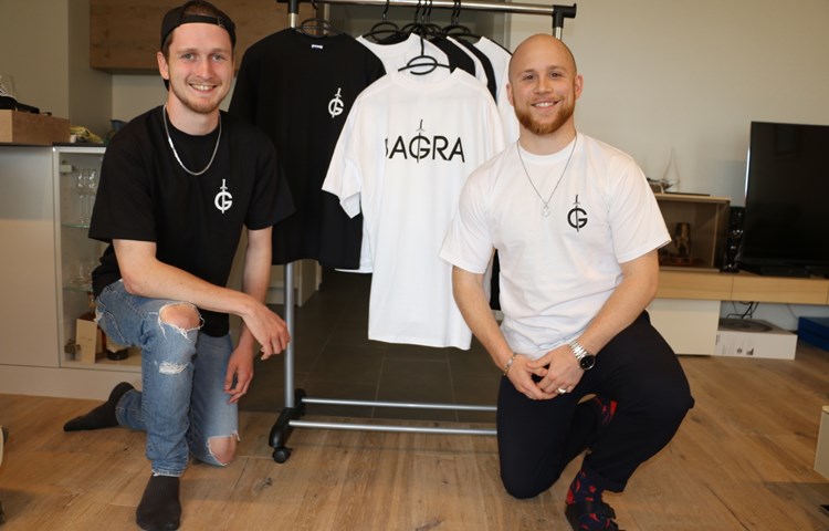 Sven Gredig (links) und Mateo Arambasic haben ihr Modelabel «Bagra» lanciert.