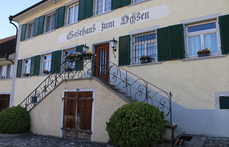 Ursula und Hans Baumberger haben den «Ochsen» verkauft. Die neue Besitzerin ist die Winterthurer Leemann + Bretscher Gruppe, die einen Pächter sucht, der italienische Küche anbietet.