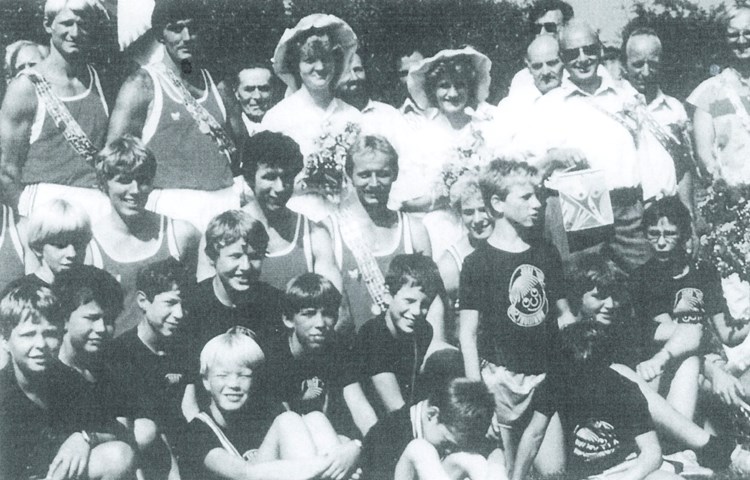 Der TV Trüllikon hat allen Grund zur Freude, feiert er am Wochenende doch sein 100-jähriges Bestehen. Dieses Bild entstand 1985, als der Verein seine zweite Fahne erhielt.
