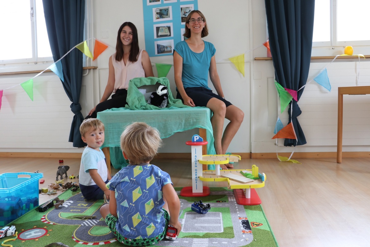 Namir Albiker (l.) und Sandra Spiess (r.) leiten mit ihrer Kollegin Rahel Bichsel (nicht im Bild) die neue Spielgruppe im FreiRaum Dachsen.