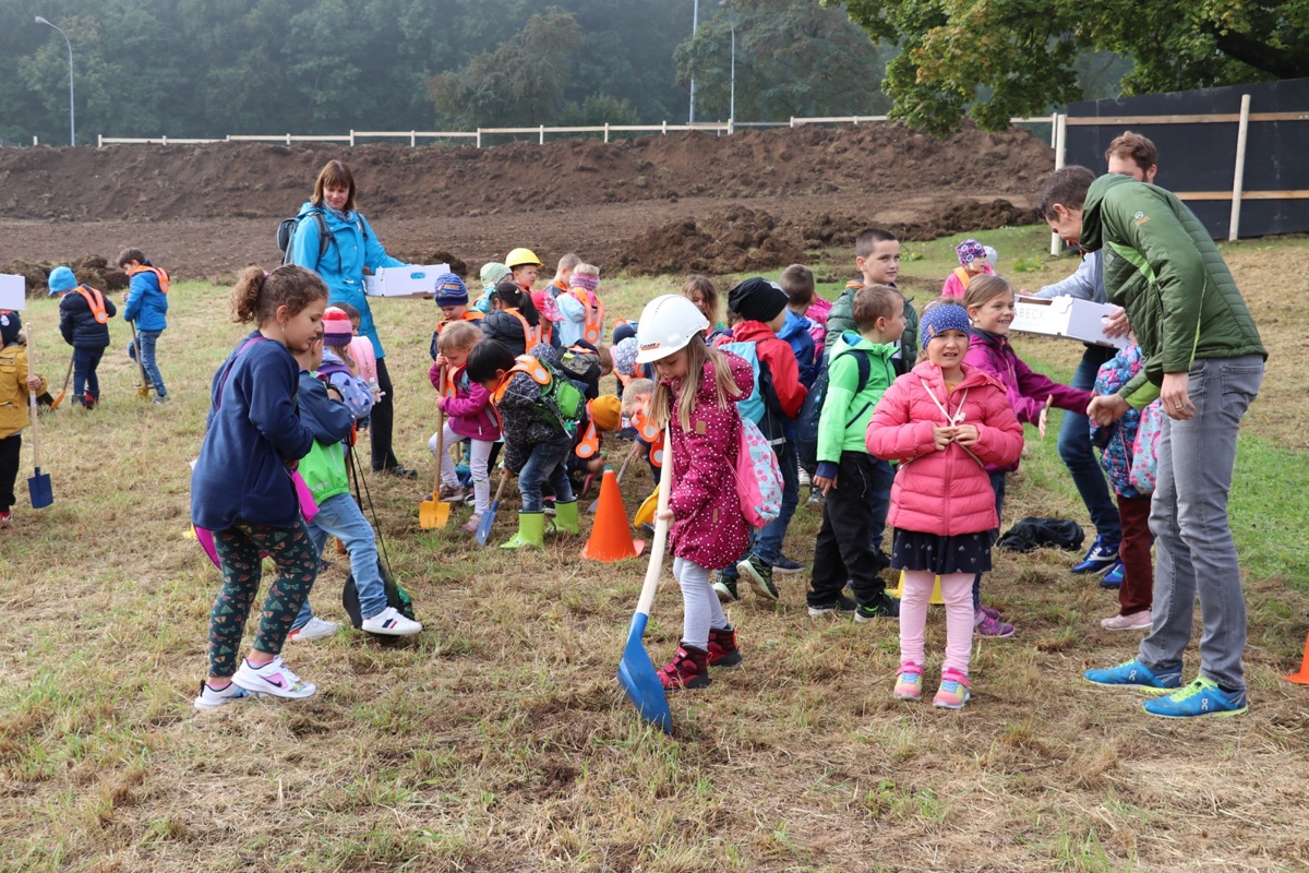 Am Spatenstich waren die Schulkinder voller Elan dabei…