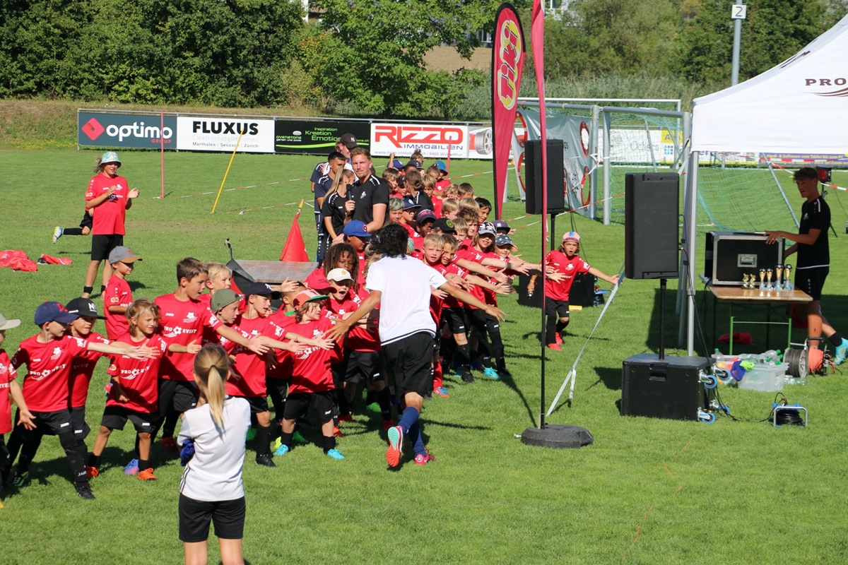 Die Marthaler Kinder klatschten zum Abschluss des Camps mit den Trainern ab.