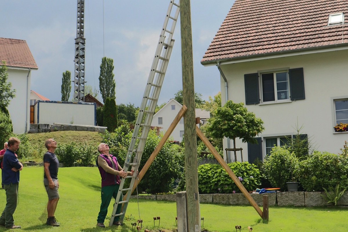 Gerhard Stolz (an der Leiter) und ein Helfer verfolgen gespannt