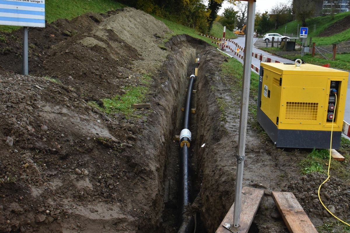 Derzeit wird die neue Fernwärmeleitung zwischen der Energiezentrale des Wärmeverbunds bei der Worbighalle und dem Netz der Auen Pflege Dienst AG im Industriegebiet Botzen für den Zusammenschluss verlegt. Derzeit wird die neue Fernwärmeleitung zwischen der Energiezentrale des Wärmeverbunds bei der Worbighalle und dem Netz der Auen Pflege Dienst AG im Industriegebiet Botzen für den Zusammenschluss verlegt.