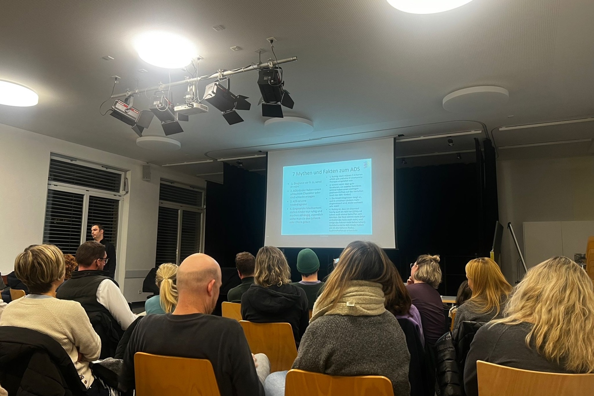 Volle Aula an der Schule Dachsen: Eine Folie zu Mythen und Fakten veranschaulichte zentrale Aspekte von ADHS.