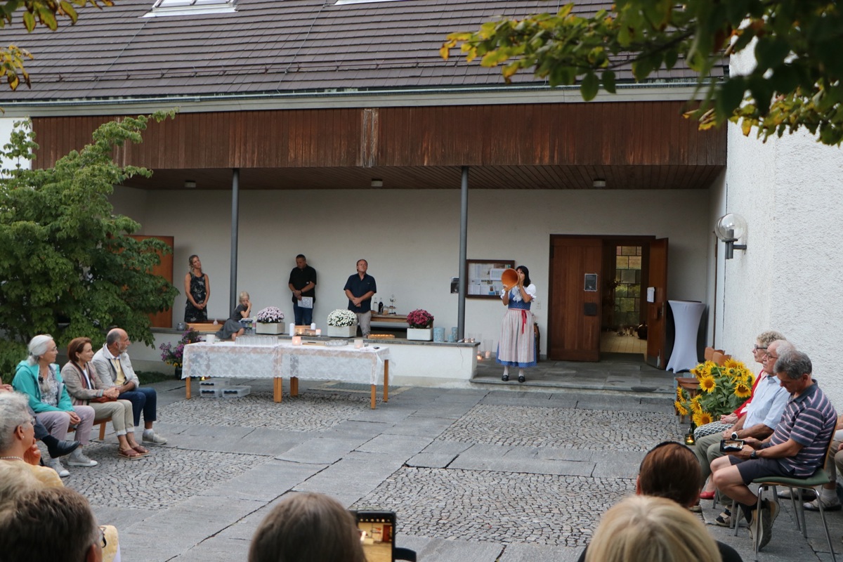 Mit Holztrichter und Tracht: Sonja Lieberherr singt vor der Kirche Truttikon den Toggenburger Alpsegen.