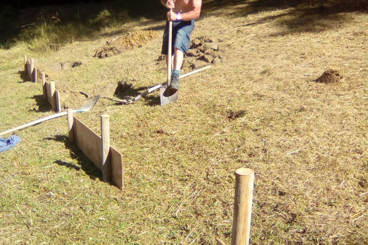 Zuerst werden die Löcher (ca. 100 x 60 x 40 cm) ausgehoben. Zuerst werden die Löcher (ca. 100 x 60 x 40 cm) ausgehoben.