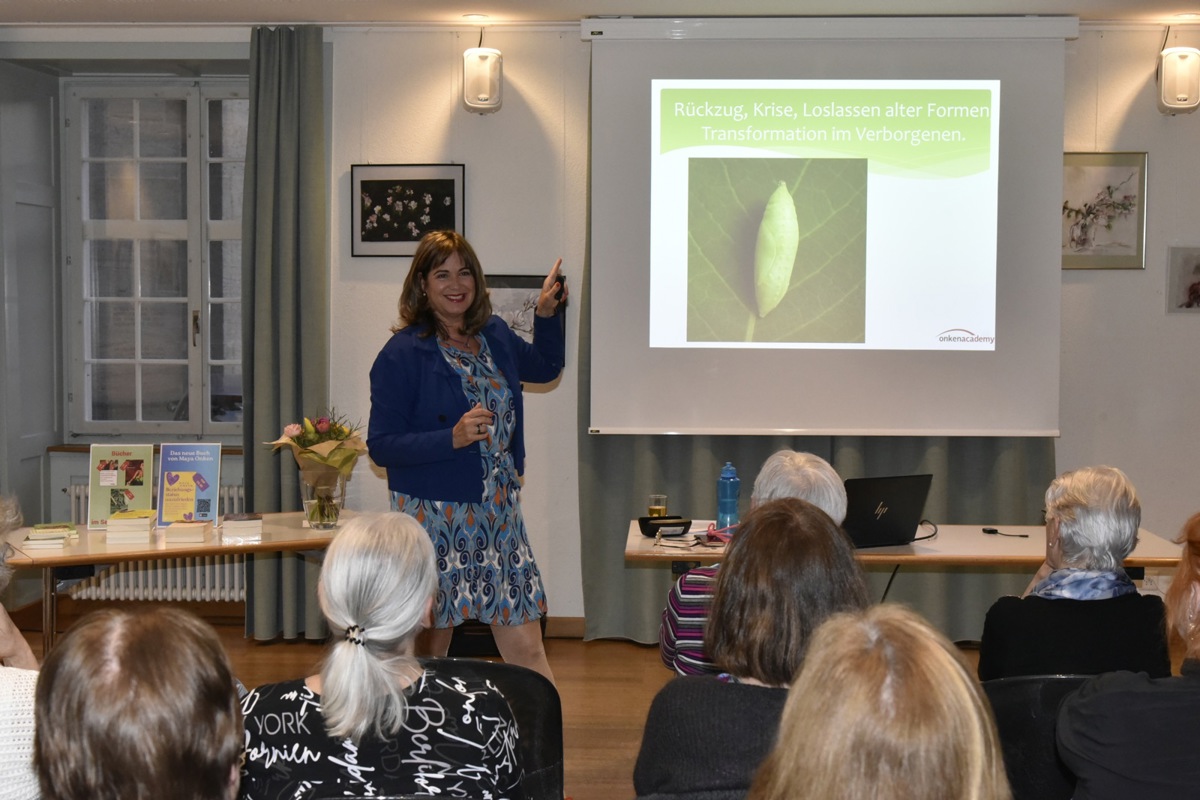 Maya Onken, Tochter der Psychotherapeutin Julia Onken, gab Tipps, wie Krisen leichter überwunden werden können.