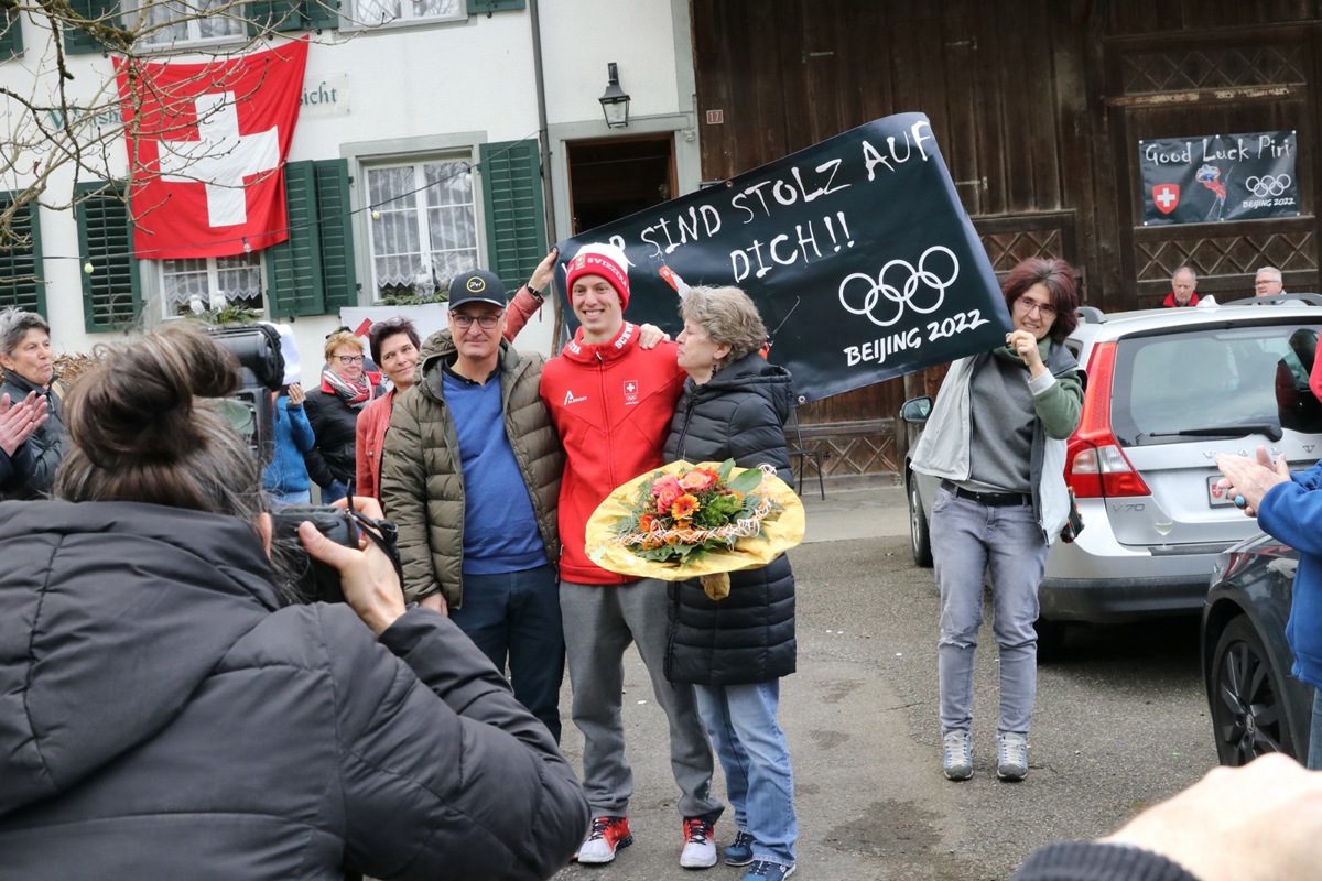 Die Blumen vom Gemeindepräsidenten hat Pirmin Werner seiner Mutter Sonja überreicht – sie und Vater Guido hatten nach der Ankunft das «Wir sind stolz auf dich!!»-Plakat in die Höhe gehalten
