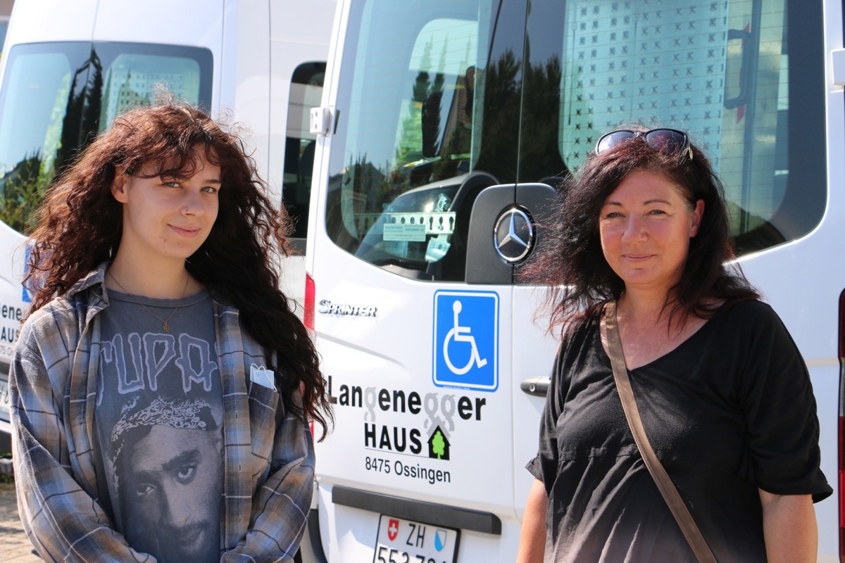 Olivia (l.) und Sandy Azzola haben sich beide für einen Pflegeberuf entschieden und gleichzeitig die Ausbildung in der Stiftung Langeneggerhaus gemacht.